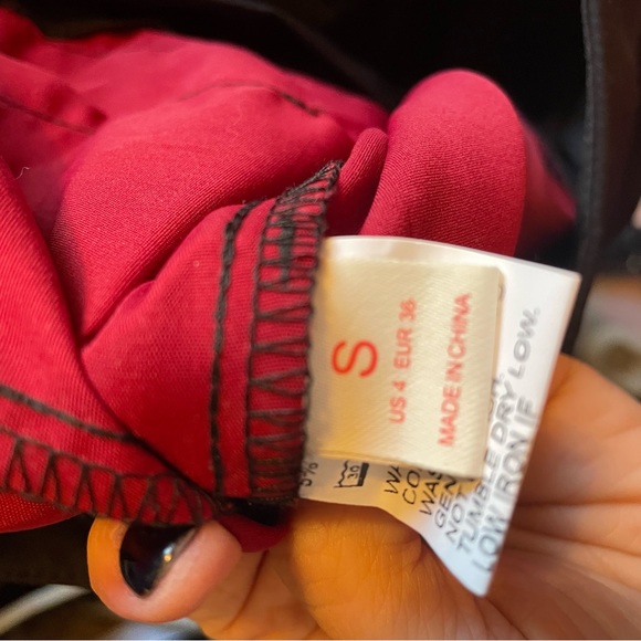 Red/black women’s pants with chains and pockets - Picture 3 of 3